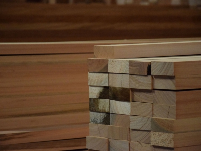 Vantagens de Usar Madeira Maciça em Espaços Externos